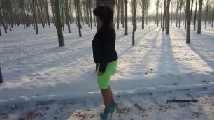 Janna - Winterspaziergang in superhohen Pumps (High-Heels in snow and ice) - 0153