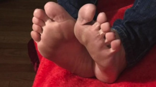 Sleepy girlfriend didnt expect me to cum on her delicious soles late night