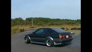 Trueno drifts on concretes clitoris