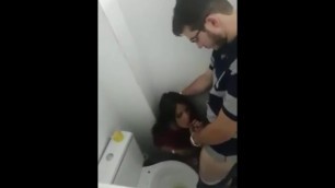 Fodendo a vadia no banheiro da boate / Bathroom Public Fuck