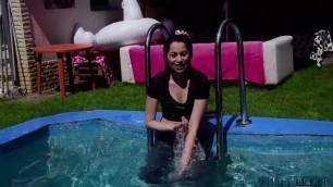 She jeans enter the pool !!! wow