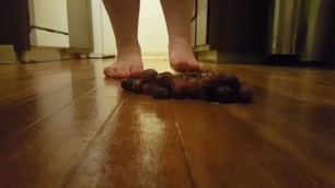 Giantess terrorizes grapes