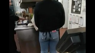Hot little food prep gal with an amazing ass in them jeans!
