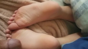Busting a nut on my girlfriends wrinkly soles :p