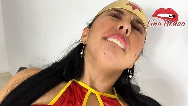 LINA HENAO DRESSES UP AS A WONDER WOMAN TO DEDICATE A SQUIRT TO HER #1 FAN